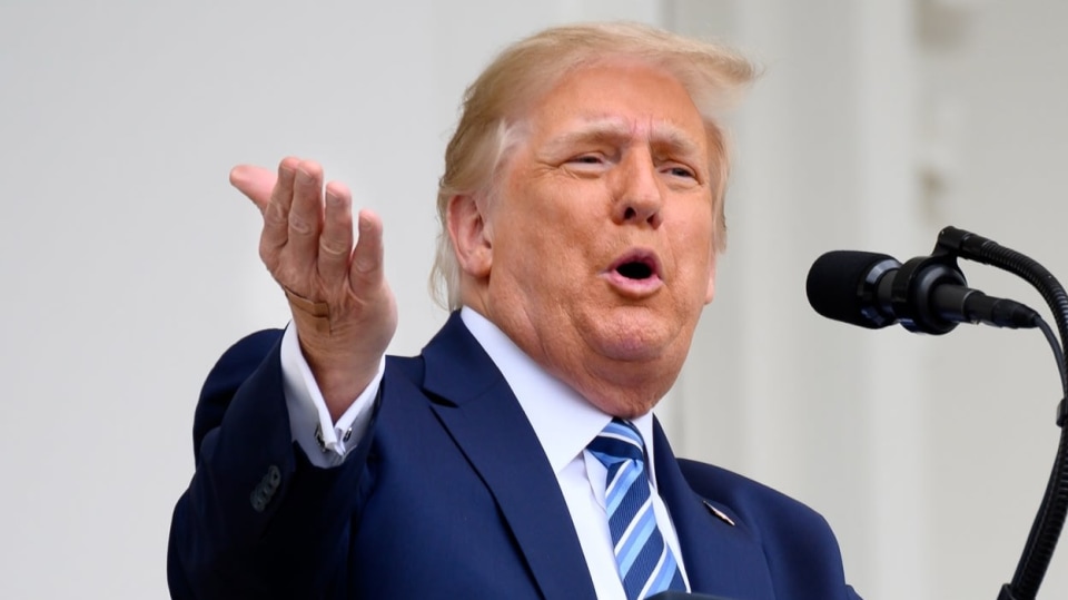 Donald Trump se rozhodl léčit koronavirus v nesouladu s vědci.